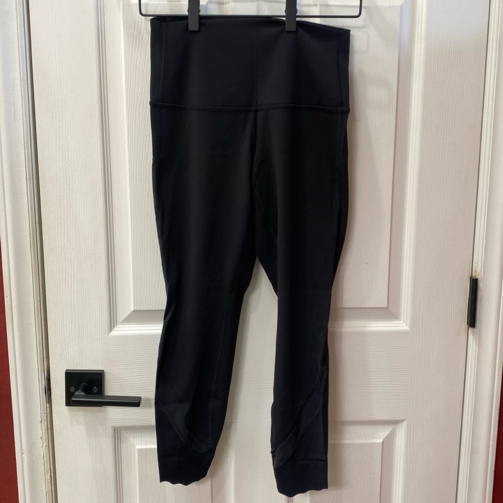 Lululemon size 8 scalloped edge legging